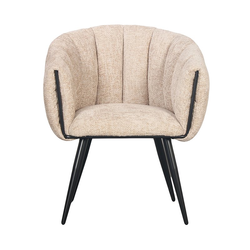 Een moderne fauteuil met een beige, getextureerde bekleding en zwarte metalen poten. De stoel heeft een gebogen rugleuning met verticale stiksels en een comfortabele, gewatteerde zitting.