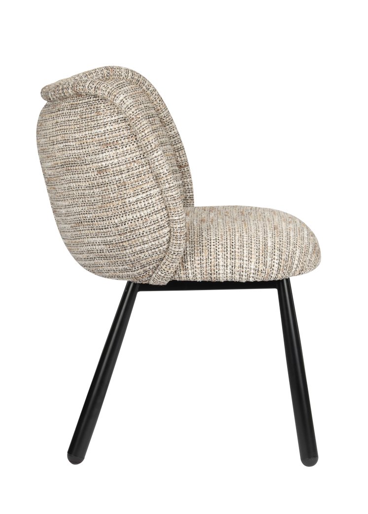 Zijaanzicht van een moderne stoel met een zitting en rugleuning van beige stof met kussens, ondersteund door vier strakke zwarte metalen poten, tegen een effen witte achtergrond.