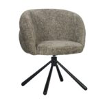 Grijze, gewatteerde fauteuil met ronde rugleuning en getextureerde bekleding. De stoel heeft vier zwarte metalen poten die in het midden samenkomen, wat een modern, minimalistisch ontwerp creëert. De zitting oogt comfortabel en uitnodigend.
