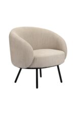 Een moderne beige fauteuil met een ronde rugleuning en zitting, met structuurstof en strakke zwarte metalen poten. De stoel heeft een minimalistisch design, geschikt voor hedendaagse interieurs.