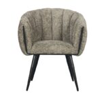 Een moderne fauteuil met een getextureerde grijze stof en een gebogen rugleuning. Het heeft zwarte metalen poten en een gewatteerde zitting, ontworpen voor comfort en stijl.