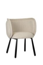 Een moderne beige stoffen fauteuil met een afgeronde rugleuning en vier strakke zwarte poten. Het ontwerp combineert comfort met een eigentijdse stijl, geschikt voor een woonkamer of kantooromgeving.