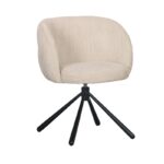 Een moderne beige gestoffeerde stoel met een gebogen rugleuning. Het heeft een zwarte metalen draaivoet met vier poten die naar buiten steken, wat het een strakke en eigentijdse look geeft.
