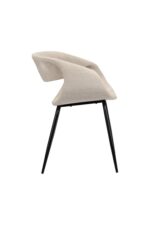Moderne stoel met een unieke, gebogen zitting van beige stof en zwarte metalen poten, gezien vanaf de zijkant.