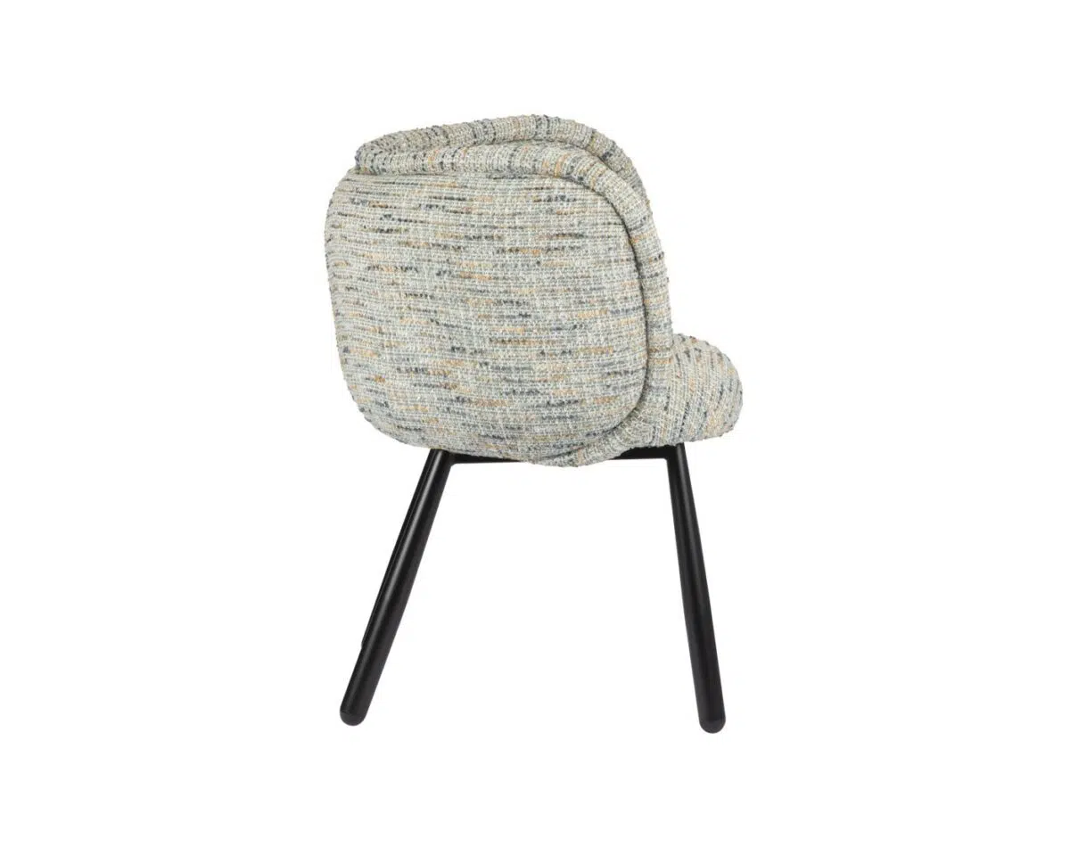 Een stoel met een ronde rugleuning en een structuur van stof, geplaatst op vier slanke, zwarte metalen poten, van achteren gezien tegen een witte achtergrond.