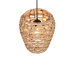 Een geweven rotan hanglamp met een zwart snoer hangt aan het plafond. De lamp binnenin straalt een warme gloed uit, die het ingewikkelde patroon van het geweven materiaal benadrukt en een gezellige, rustieke ambiance toevoegt.