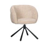 Een moderne beige gestoffeerde stoel met een ronde rugleuning en zitting. Het heeft een zwarte metalen basis met vier naar buiten gerichte poten.