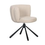 Moderne beige draaistoel met gebogen rugleuning en zachte zitting op een zwart metalen vierpootsonderstel.