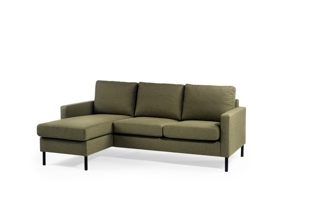 De 3 zits bank CL L+R in D156 groene Dillon stof heeft een L-vorm met drie zittingen, drie rugkussens, een linker chaise en zwarte metalen poten, afgebeeld tegen een effen witte achtergrond.