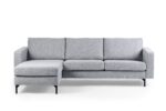 De 3 zits bank CL L+R in stoffen Chloe, kleur C311 grijs, is een moderne lichtgrijze sectionele bank met een linker chaise, drie zitkussens en zwarte metalen poten tegen een witte achtergrond.