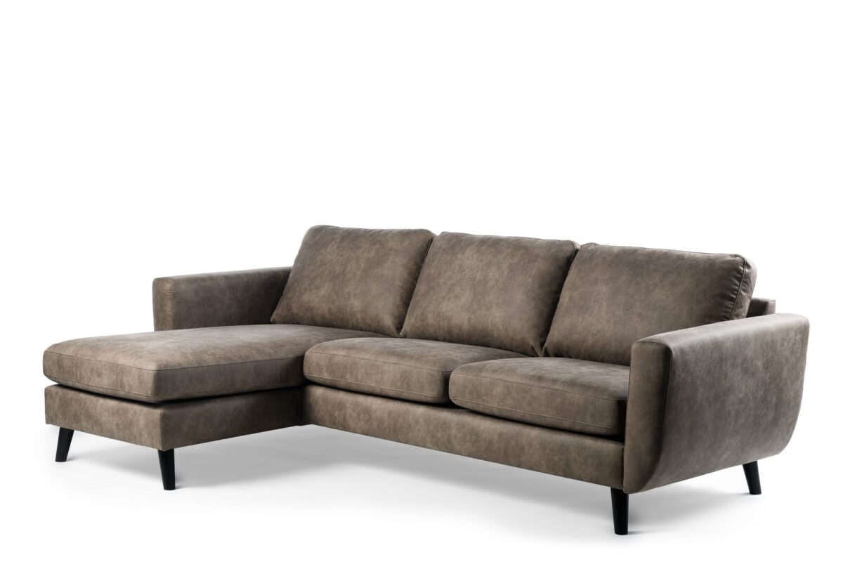 Een moderne L-vormige 3-zitsbank (CL L+R) bekleed in Savannah S520 taupe stof, met drie zitkussens en een verlengde chaise aan de linkerkant.