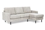 Een lichtgrijze, corduroy-look sectionele bank met een chaise longue aan de linkerkant. Het heeft drie rugkussens en twee zitkussens, ondersteund door dunne zwarte metalen poten. De stof heeft een subtiele gestreepte textuur.