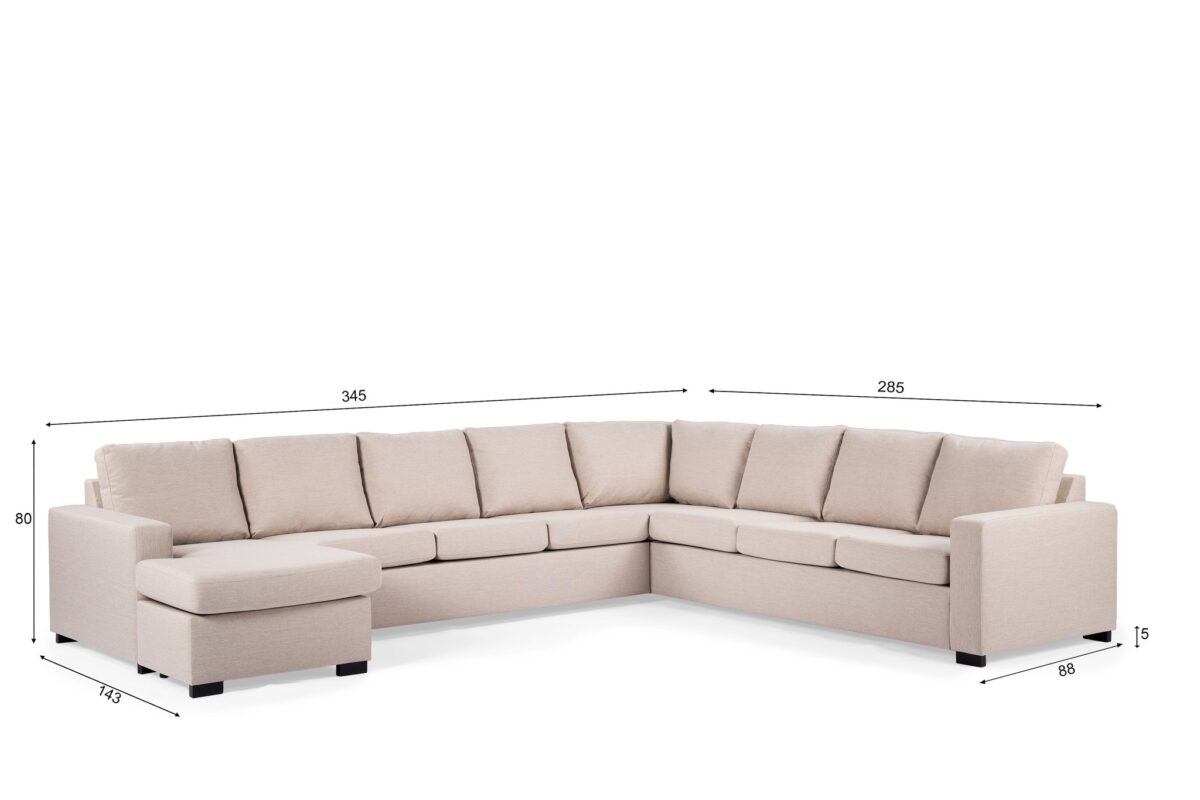 Een beige L-vormige sectionele bank met een chaise longue aan de linkerkant. Het heeft gestoffeerde zittingen en rugleuningen. De getoonde afmetingen zijn: 345 cm breed, 285 cm voor het rechtergedeelte, 143 cm voor de chaise longue, 80 cm hoog en 75 cm diep.