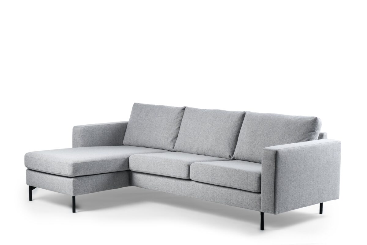 Lichtgrijze 3-zits L-sectiebank, model CL L+R in Chloé stof (C311 grijs), met drie zit- en rugkussens en zwarte metalen poten. De chaise schuift uit naar links. Afgebeeld tegen een effen witte achtergrond.