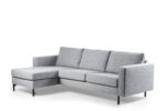 Lichtgrijze 3-zits L-sectiebank, model CL L+R in Chloé stof (C311 grijs), met drie zit- en rugkussens en zwarte metalen poten. De chaise schuift uit naar links. Afgebeeld tegen een effen witte achtergrond.