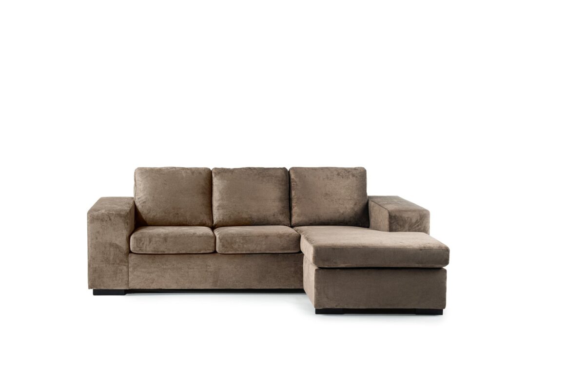 De 3 zits bank CL L+R in Hotel Chique H430 bruine stof is een L-vormige sectionele bank met drie zit- en rugkussens, met een chaise aan de rechterkant, tegen een effen witte achtergrond.
