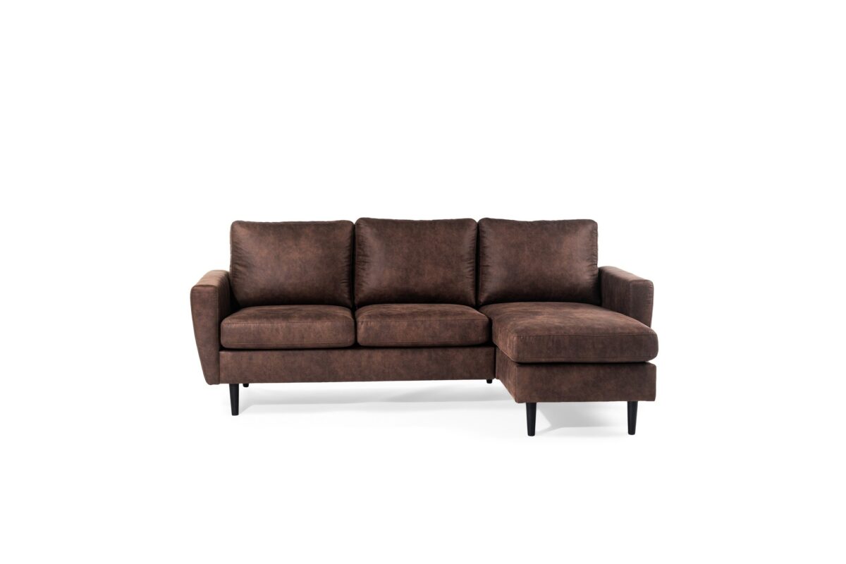 Een bruine sectionele bank met drie kussens en een chaise longue aan de rechterkant. De bekleding heeft een getextureerde afwerking en de bank wordt ondersteund door vier slanke zwarte poten. De achtergrond is effen wit.