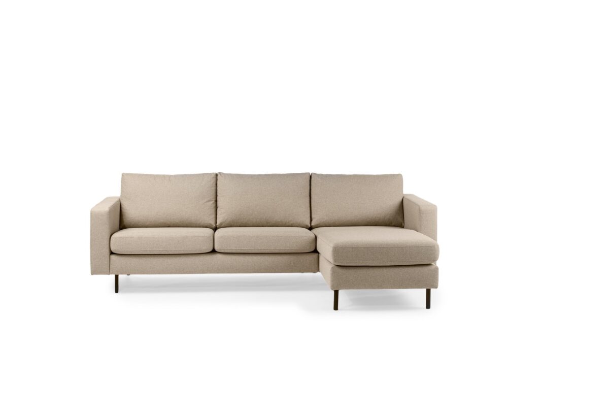 Een beige L-vormige sectionele bank met strakke lijnen en minimalistisch design. Het heeft drie kussens en een chaise longue aan de rechterkant. De bank staat tegen een effen witte achtergrond.