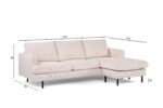 Een lichtbeige L-vormige sectionele bank met afmetingen als volgt: 218 cm breed, 152 cm diep voor de chaise longue, 82 cm hoog en 94 cm diep voor de zitting. De bank heeft drie kussens en rust op zwarte poten, met een speling van 15 cm vanaf de vloer.