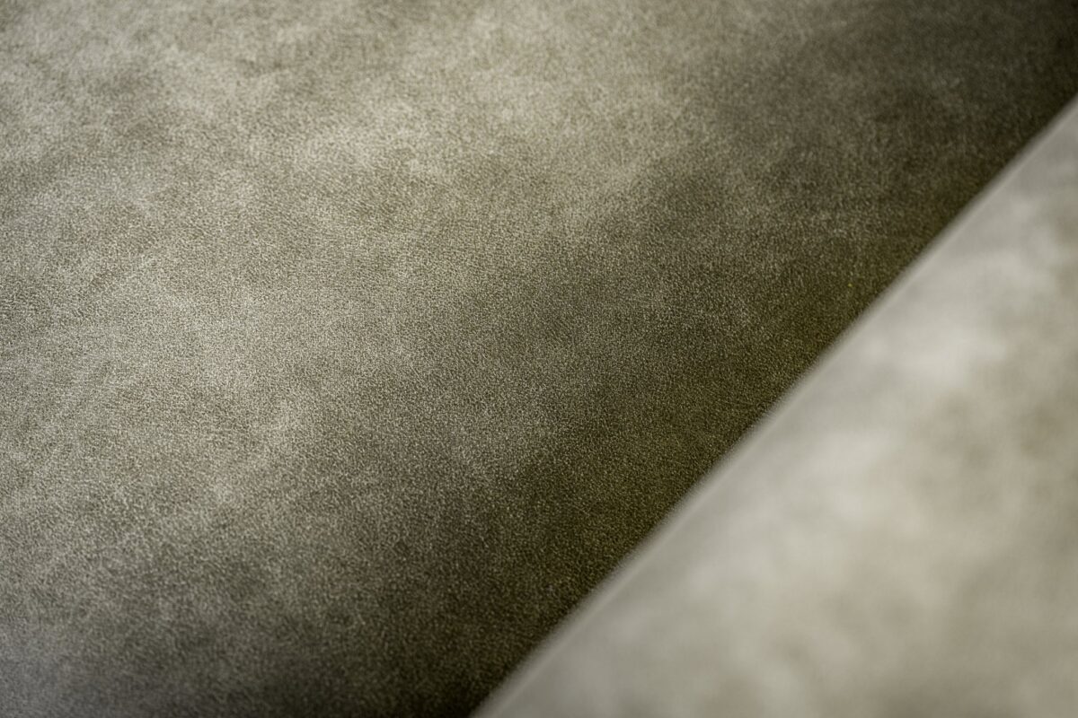 Close-up van de 3 zits bank CL L+R in Savannah S156 groene stof, die een gladde, matte afwerking laat zien met zachte textuur en subtiele schuine lijnen die zachte, gelaagde bekleding suggereren.