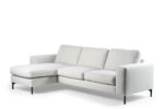 Een moderne, lichtgrijze sectionele bank met drie kussens en zwarte poten. Het heeft een chaise longue aan de linkerkant en een strak design, geplaatst tegen een witte achtergrond.