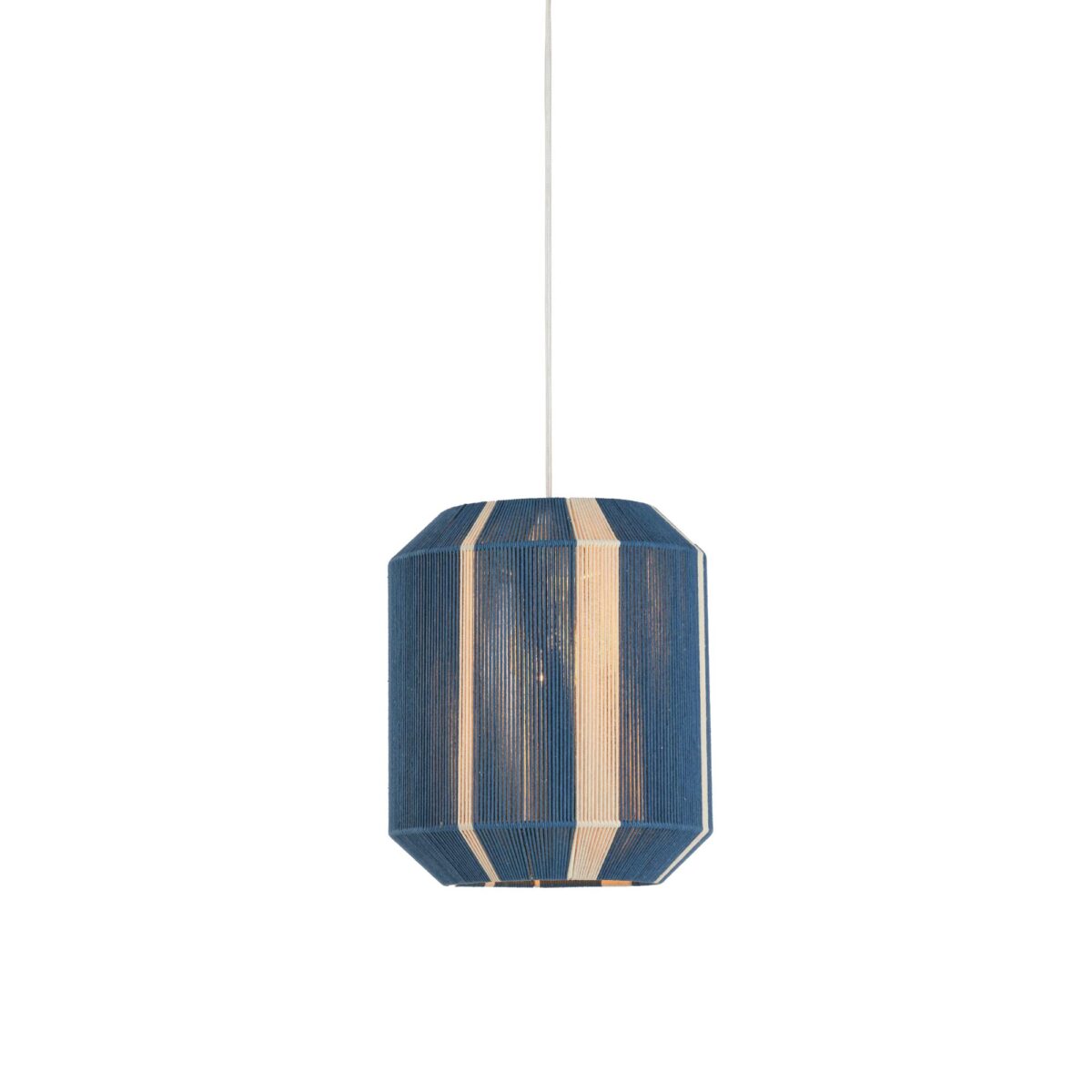 Een zeshoekige hanglamp met afwisselende blauwe en natuurlijke houten verticale strepen hangt aan een wit snoer. De lamp heeft een modern, minimalistisch design.