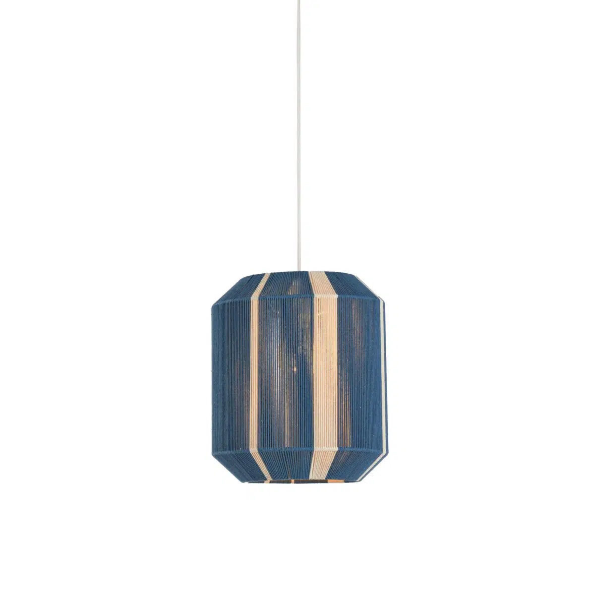 Een hangende hanglamp met een achthoekige vorm. De kap heeft een gestreept patroon in blauwe en natuurlijke tinten, opgehangen aan een dun wit snoer.