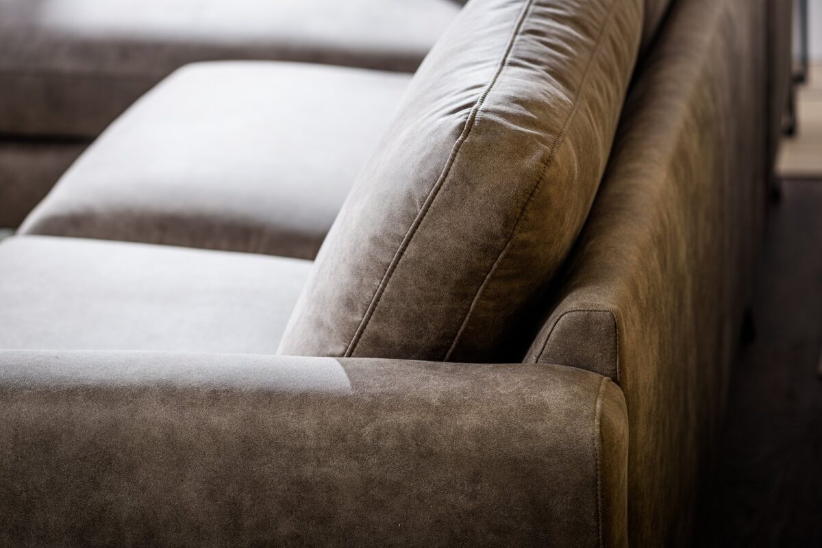 Zijaanzicht van de 3 zits bank CL L+R in de stof Savannah S520 taupe, met zijn beklede rugleuning en zitting, zachte textuur en strakke lijnen.