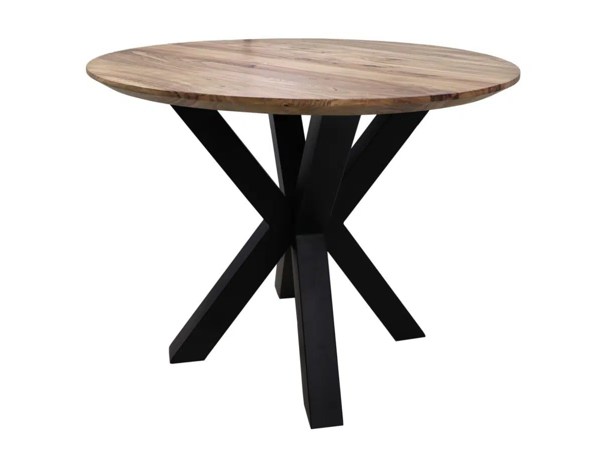 Ronde houten tafel met een natuurlijke afwerking, met een unieke gekruiste zwarte metalen basis voor ondersteuning. Het tafelblad heeft zichtbare houtnerfpatronen, wat bijdraagt aan de rustieke maar moderne look.