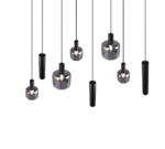 Zeven moderne hanglampen met zwarte cilindrische armaturen hangen op verschillende hoogtes. Elke lamp heeft een warm verlichte gloeilamp, wat een strak en eigentijds design creëert tegen een transparante achtergrond.