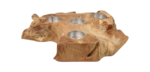 Een houten kaarsenhouder met een natuurlijk, rustiek ontwerp met vier ronde metalen inzetstukken om kaarsen in te zetten. Het hout heeft een onregelmatige, organische vorm, die de natuurlijke nerf en textuur laat zien.
