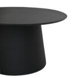 Ronde zwarte tafel met een brede cilindrische basis. Het tafelblad is plat en steekt iets uit voorbij de basis. Het algehele uiterlijk is minimalistisch en modern. De afbeelding toont de tafel tegen een effen witte achtergrond.