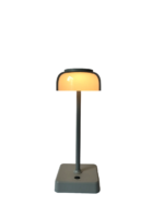Een moderne, minimalistische tafellamp met een rechthoekige kap die een zachte, warme gloed uitstraalt. Het heeft een slanke, rechte standaard en een rechthoekige basis in een gedempte grijze kleur, tegen een effen witte achtergrond.