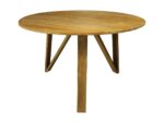 Een ronde houten tafel met een glad oppervlak en drie schuine poten. De tafel heeft een natuurlijke afwerking, waardoor de nerf van het hout wordt benadrukt.
