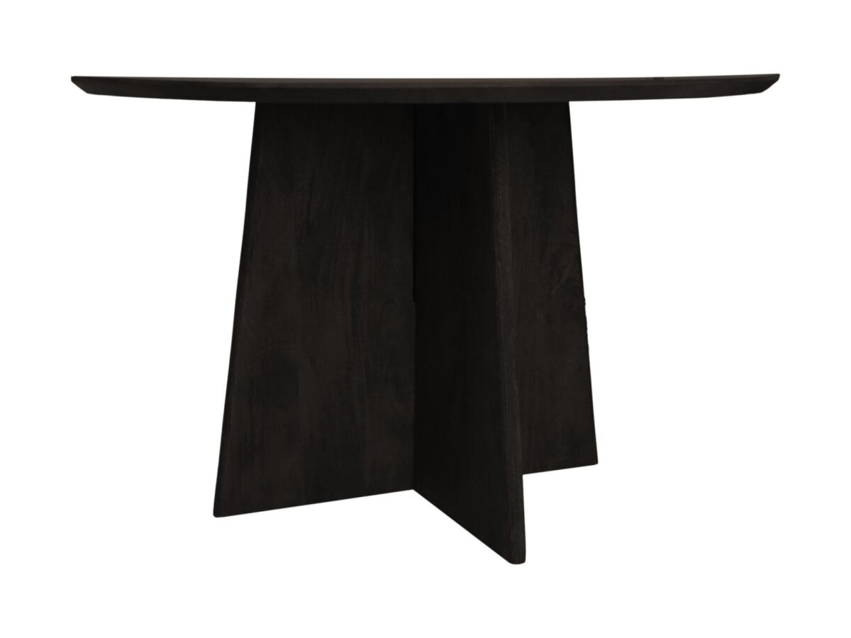 Een moderne, ronde zwarte houten tafel met een uniek, hoekig basisontwerp. Het tafelblad ziet er glad en licht glanzend uit, terwijl de basis bestaat uit kruisende dikke panelen voor ondersteuning. De tafel staat tegen een effen witte achtergrond.