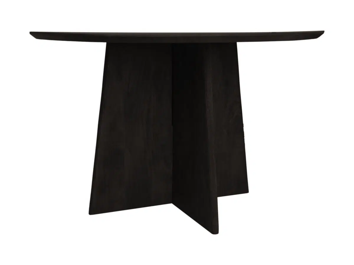 Een moderne, ronde zwarte houten tafel met een uniek, hoekig basisontwerp. Het tafelblad ziet er glad en licht glanzend uit, terwijl de basis bestaat uit kruisende dikke panelen voor ondersteuning. De tafel staat tegen een effen witte achtergrond.