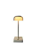 Een moderne tafellamp met een ronde, gloeiende kap op een slanke steel, zittend op een vierkante basis. De lamp brandt en werpt een zacht, warm licht, perfect om te lezen of aan een bureau te werken.