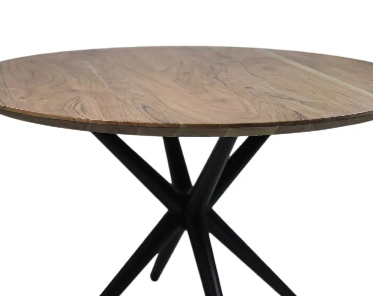 Een ronde houten tafel met een natuurlijke afwerking en een opvallende houtnerf. Het tafelblad wordt ondersteund door een unieke, moderne zwarte metalen driepoot-stijl basis die in het midden samenkomt.
