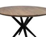 Een ronde houten tafel met een natuurlijke afwerking en een opvallende houtnerf. Het tafelblad wordt ondersteund door een unieke, moderne zwarte metalen driepoot-stijl basis die in het midden samenkomt.