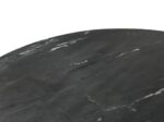 Close-up van een donker, rond tafelblad met een gladde, marmerachtige textuur. Subtiele witte en grijze aderpatronen zijn zichtbaar over het oppervlak. De achtergrond is effen wit.