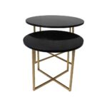 Twee ronde zwarte nesttafels met slanke gouden metalen frames. De kleinere tafel is gedeeltelijk onder de grotere geschoven, wat hun moderne design en compacte functionaliteit laat zien.