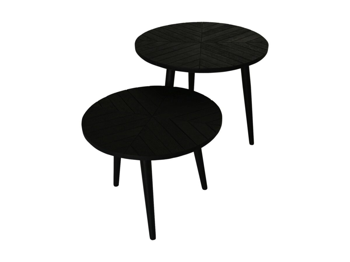 Twee ronde zwarte bijzettafels met elk drie poten. De tafelbladen hebben een subtiel geometrisch patroon. Eén tafel is iets hoger en overlapt de onderste. Het ontwerp is strak en minimalistisch.