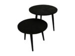 Twee ronde zwarte bijzettafels met elk drie poten. De tafelbladen hebben een subtiel geometrisch patroon. Eén tafel is iets hoger en overlapt de onderste. Het ontwerp is strak en minimalistisch.