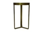 Een moderne, minimalistische metalen bijzettafel met een rond blad en drie rechte poten die een driehoekige basis vormen. De tafel heeft een gladde, gouden afwerking.