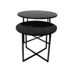 Twee ronde zwarte nesttafels met gladde tafelbladen en dunne, elkaar kruisende metalen poten. De kleinere tafel is gedeeltelijk onder de grotere geschoven, wat een moderne en minimalistische look creëert.