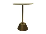Een moderne bijzettafel met een rond blad van wit marmer, ondersteund door een slanke, messingkleurige metalen steel, verankerd in een kegelvormige messing voet.