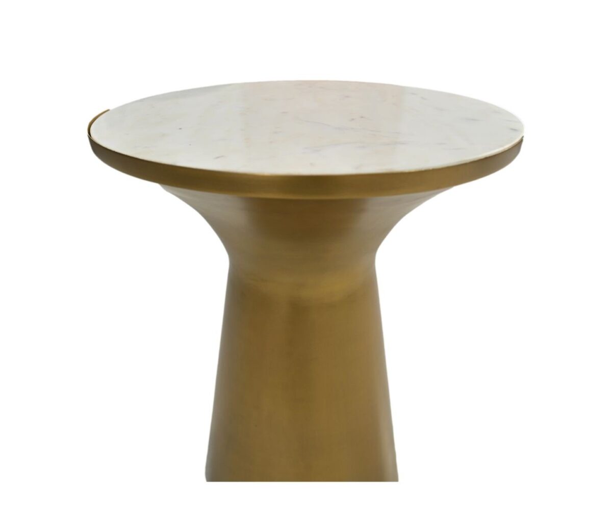 Een ronde tafel met een wit marmeren blad en een taps toelopende, cilindrische gouden basis. Het strakke, moderne ontwerp van de tafel is minimalistisch, met gladde oppervlakken en een subtiele glans. Het staat tegen een effen, witte achtergrond.
