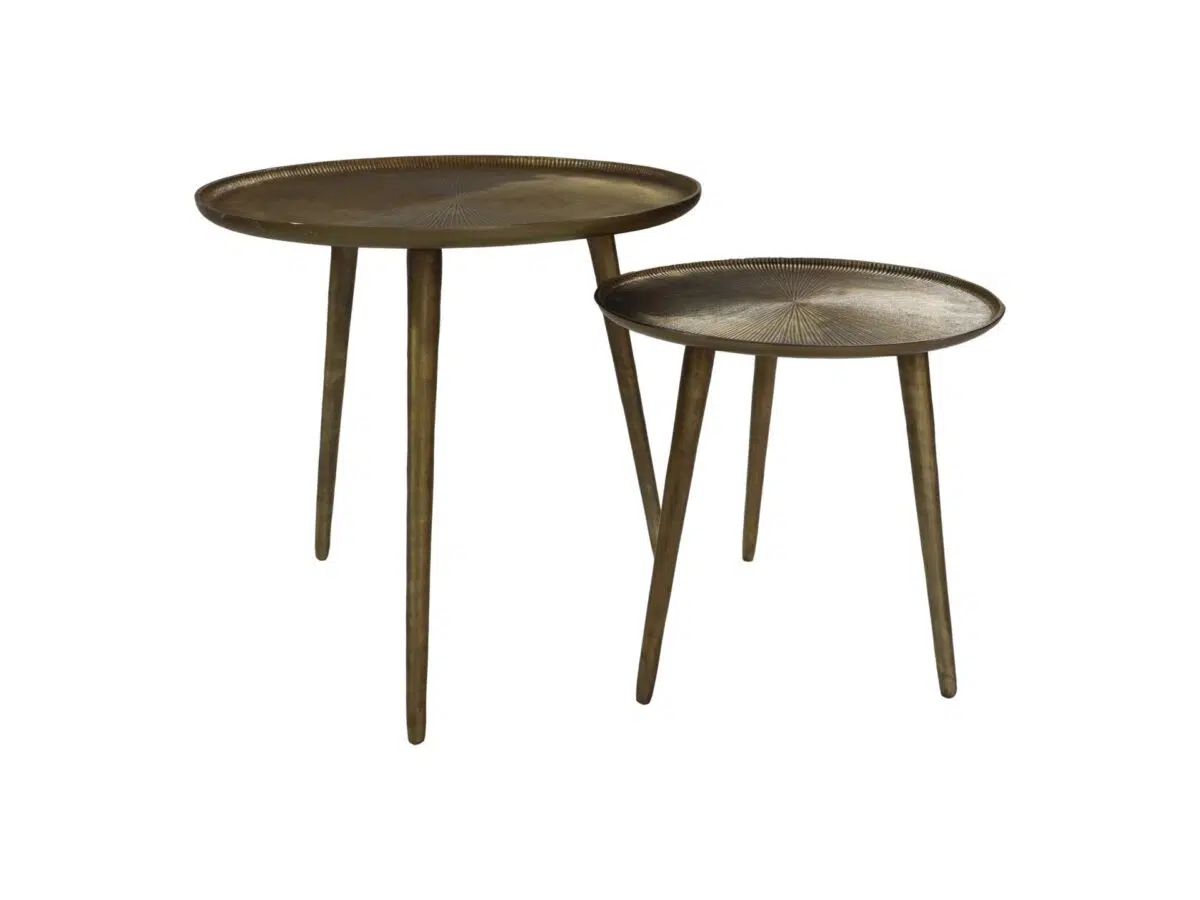Twee ronde, metalen nesttafels met elk drie slanke poten. De grotere tafel is iets hoger en naar links, terwijl de kleinere tafel korter en naar rechts is, gedeeltelijk onder de grotere tafel geschoven. Beide hebben een getextureerd oppervlak.