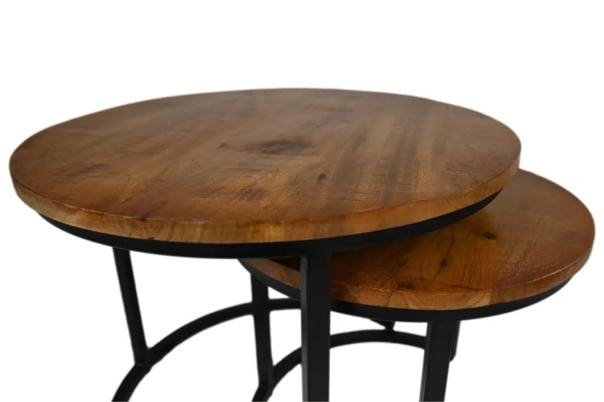 Twee houten bijzettafels met ronde bladen en zwarte metalen frames. De kleinere tafel is gedeeltelijk onder de grotere geschoven, waardoor een natuurlijke houtnerfstructuur zichtbaar is.
