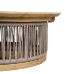 Close-up van een ronde houten tafel met een basis met verticale touwdetails. Het bovenblad lijkt glad en plat, terwijl de touwen strak geweven zijn, wat textuur en design aan het stuk toevoegt.